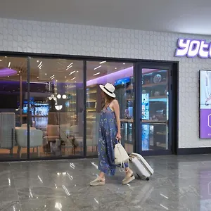 Yotelair Airport, Duty Free - International Transit Area Hotell